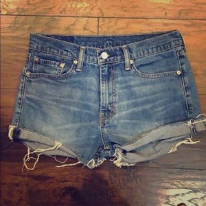Cut off levi jean shorts